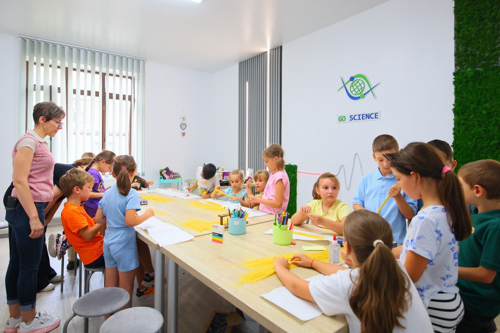 Copii la un atelier creativ în sala Go Science